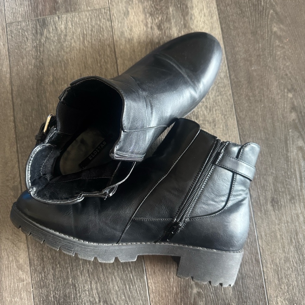 Stylish black Chelsea boots.